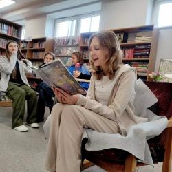 Uczniowie podczas Dnia Głośnego Czytania 2022 w bibliotece.