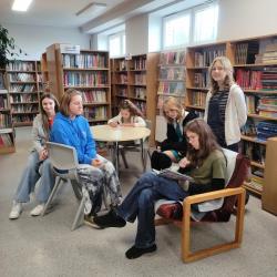 Uczniowie podczas Dnia Głośnego Czytania 2022 w bibliotece.