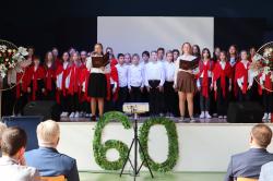 Jubileusz 60-lecia Szkoły Podstawowej nr 1 - uczniowie na scenie.