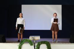 Jubileusz 60-lecia Szkoły Podstawowej nr 1 - uczniowie na scenie.