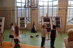 Jubileusz 60-lecia Szkoły Podstawowej nr 1 - wystawa fotograficzna o historii szkoły. 