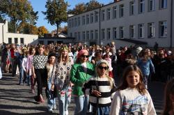 Jubileusz 60-lecia Szkoły Podstawowej nr 1 - pokaz mody inspirowanej latami sześćdziesiątymi przygotowany przez uczniów.