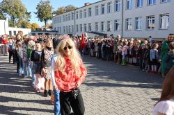 Jubileusz 60-lecia Szkoły Podstawowej nr 1 - pokaz mody inspirowanej latami sześćdziesiątymi przygotowany przez uczniów.