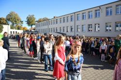 Jubileusz 60-lecia Szkoły Podstawowej nr 1 - pokaz mody inspirowanej latami sześćdziesiątymi przygotowany przez uczniów.