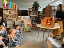 Oddział przedszkolny podczas zajęć o kotku Kubusiu w bibliotece szkolnej.