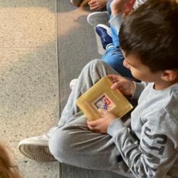 Oddział przedszkolny podczas zajęć o kotku Kubusiu w bibliotece szkolnej.