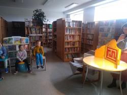 Oddział przedszkolny podczas zajęć o kotku Kubusiu w bibliotece szkolnej.