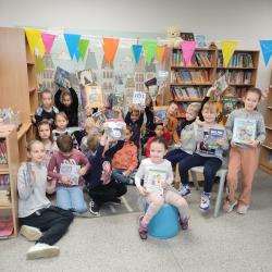Pasowanie uczniów klas pierwszych na czytelników biblioteki.