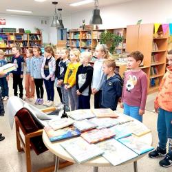 Pasowanie uczniów klas pierwszych na czytelników biblioteki.