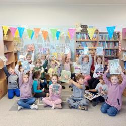 Pasowanie uczniów klas pierwszych na czytelników biblioteki.