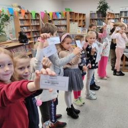 Pasowanie uczniów klas pierwszych na czytelników biblioteki.