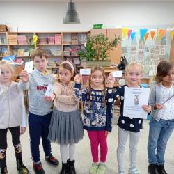 Pasowanie uczniów klas pierwszych na czytelników biblioteki.