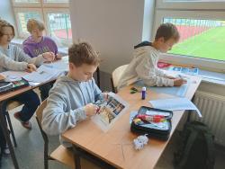 Uczniowie klasy 6d podczas zajęć o "Jeżycjadzie" Małgorzaty Musierowicz.
