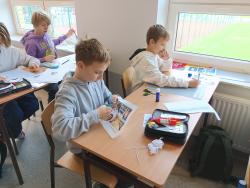 Uczniowie klasy 6d podczas zajęć o "Jeżycjadzie" Małgorzaty Musierowicz.
