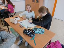 Uczniowie klasy 6d podczas zajęć o "Jeżycjadzie" Małgorzaty Musierowicz.