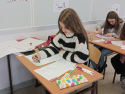 Uczniowie klasy 6d podczas zajęć o "Jeżycjadzie" Małgorzaty Musierowicz.