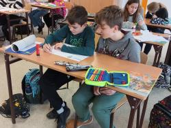 Uczniowie klasy 6d podczas zajęć o "Jeżycjadzie" Małgorzaty Musierowicz.