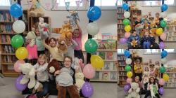 Dzień Pluszowego Misia  - uczniowie podczas zajęć tematycznych w bibliotece szkolnej.