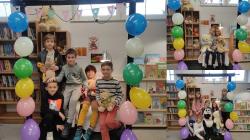 Dzień Pluszowego Misia  - uczniowie podczas zajęć tematycznych w bibliotece szkolnej.