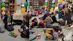 Dzień Pluszowego Misia  - uczniowie podczas zajęć tematycznych w bibliotece szkolnej.