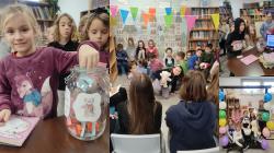 Dzień Pluszowego Misia  - uczniowie podczas zajęć tematycznych w bibliotece szkolnej.