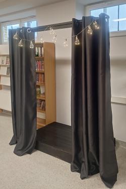 Scena teatralna w bibliotece szkolnej.