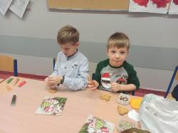 Mikołajki w pierwszych klasach - dekorowanie pierników.