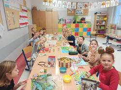 Mikołajki w pierwszych klasach - dekorowanie pierników.