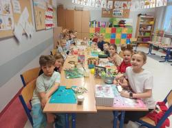 Mikołajki w pierwszych klasach - dekorowanie pierników.