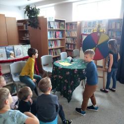 Świąteczne opowieści - uczniowie podczas tematycznych zajęć w bibliotece.