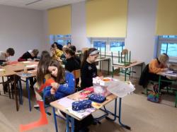 Wolontariusze tworzą kartki dla Pacjentów Hospicjum.