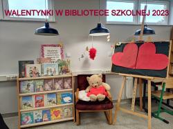 Walentynki w bibliotece szkolnej - uczniowie podczas walentynkowych zabaw.