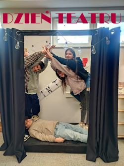 Dzień Teatru w bibliotece szkolnej - uczniowie na scenie.
