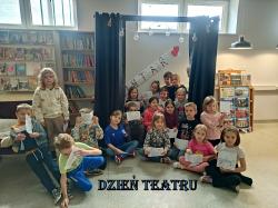 W magicznym świecie teatru - uczniowie podczas zajęć tematycznych w bibliotece szkolnej.