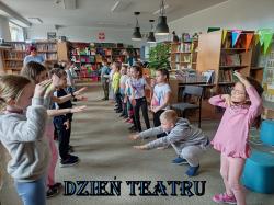 W magicznym świecie teatru - uczniowie podczas zajęć tematycznych w bibliotece szkolnej.