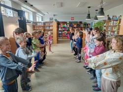 W magicznym świecie teatru - uczniowie podczas zajęć tematycznych w bibliotece szkolnej.