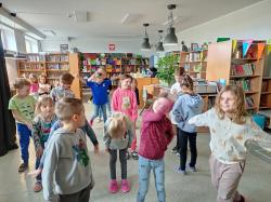 W magicznym świecie teatru - uczniowie podczas zajęć tematycznych w bibliotece szkolnej.