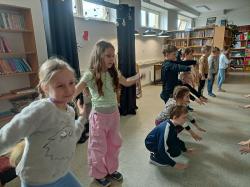 W magicznym świecie teatru - uczniowie podczas zajęć tematycznych w bibliotece szkolnej.