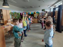 W magicznym świecie teatru - uczniowie podczas zajęć tematycznych w bibliotece szkolnej.