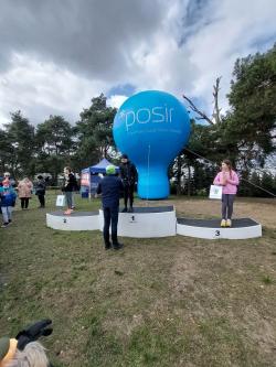Emilia Hibner na najwyższym stopniu podiumim. 