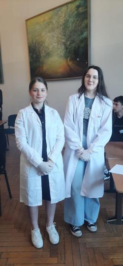 Laura Piszczek oraz Zofia Hibner reprezentujące naszą szkołę w konkursie Biolchemik w liceum w Pniewach.