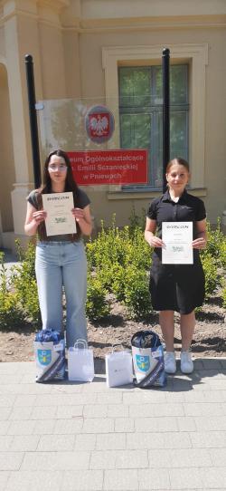 Laura Piszczek oraz Zofia Hibner reprezentujące naszą szkołę w konkursie Biolchemik w liceum w Pniewach.