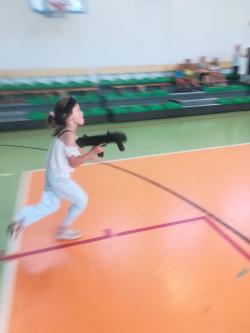 Fotorelacja z I turnusu półkolonii letnich w SP1 - gra laser tag.