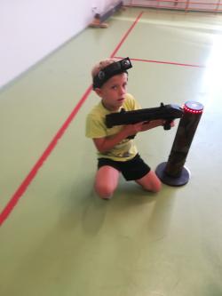 Fotorelacja z I turnusu półkolonii letnich w SP1 - gra laser tag.