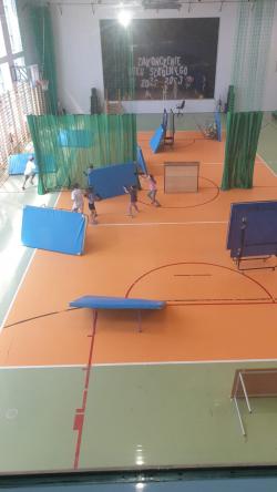 Fotorelacja z I turnusu półkolonii letnich w SP1 - gra laser tag.