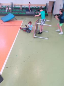 Fotorelacja z I turnusu półkolonii letnich w SP1 - gra laser tag.