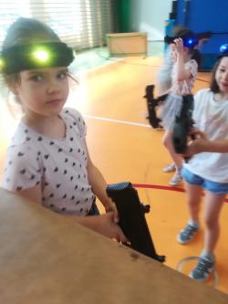 Fotorelacja z I turnusu półkolonii letnich w SP1 - gra laser tag.