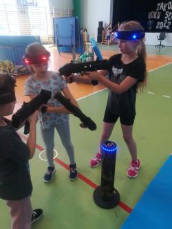 Fotorelacja z I turnusu półkolonii letnich w SP1 - gra laser tag.
