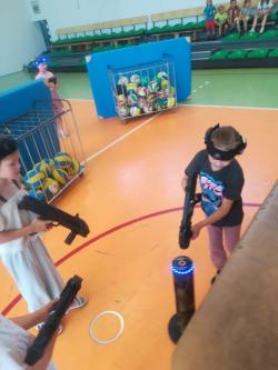 Fotorelacja z I turnusu półkolonii letnich w SP1 - gra laser tag.