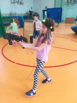Fotorelacja z I turnusu półkolonii letnich w SP1 - gra laser tag.